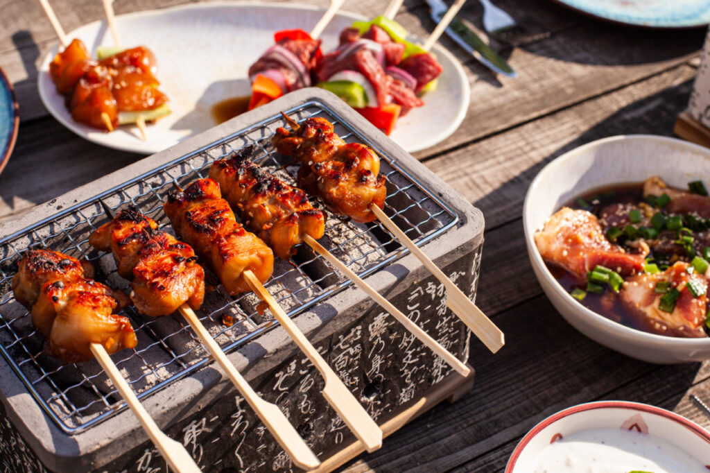 Japanischer Holzkohle Tischgrill, auf dem Tisch